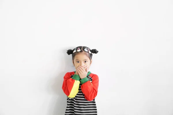 Asiático Criança Bonito Criança Menina Stand Dois Mão Fechar Boca — Fotografia de Stock