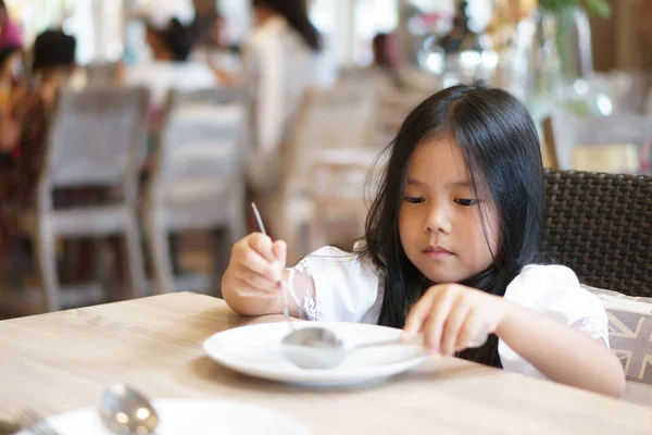 Asiatische Kind Niedlich Hungrig Oder Mädchen Genießen Leckeres Essen Weißer — Stockfoto