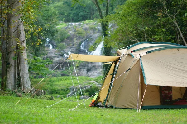 Tienda Campaña Cascada Arroyo Con Árbol Selva Verde Bosque Para — Foto de Stock