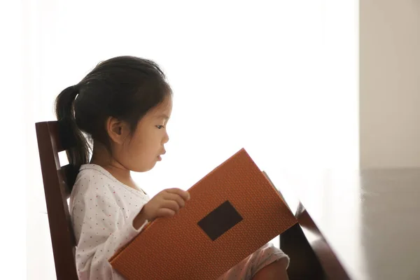 Азиатский Ребенок Милый Ребенок Девочка Счастлива Студент Нравится Читать Книгу — стоковое фото