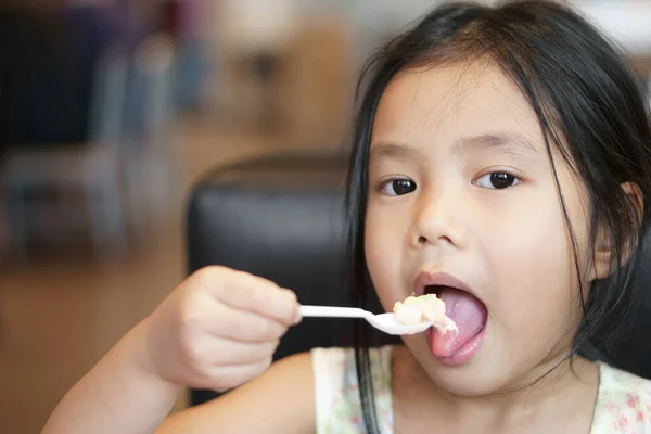 Asiatisches Kind Niedlich Oder Mädchen Genießen Thunfischsalat Und Maisgemüse Mit — Stockfoto