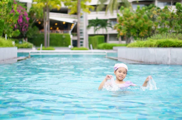귀여운 아시아 아이들 아이들은 수영복을 수영장에 모자를 수영을 즐기거나 웃으며 — 스톡 사진
