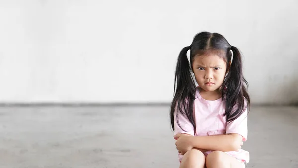 Asiático Niño Lindo Sensible Niña Sentado Cara Fruncido Enojado Agresivo — Foto de Stock