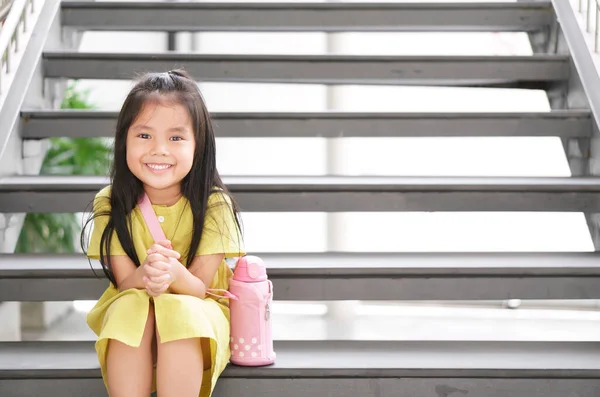 Ασιάτης Παιδί Χαριτωμένο Παιδί Κορίτσι Χαμογελά Χαρούμενος Και Σφεντόνα Μπουκάλι — Φωτογραφία Αρχείου