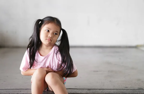 Asiático Niño Lindo Niña Sentarse Dolor Estómago Enfermo Bacterias Gastritis — Foto de Stock