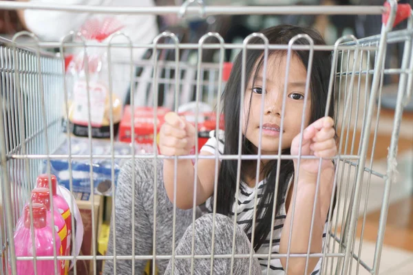 Азійська Дитина Мила Або Маленька Дівчинка Щаслива Посміхається Сидить Супермаркеті — стокове фото