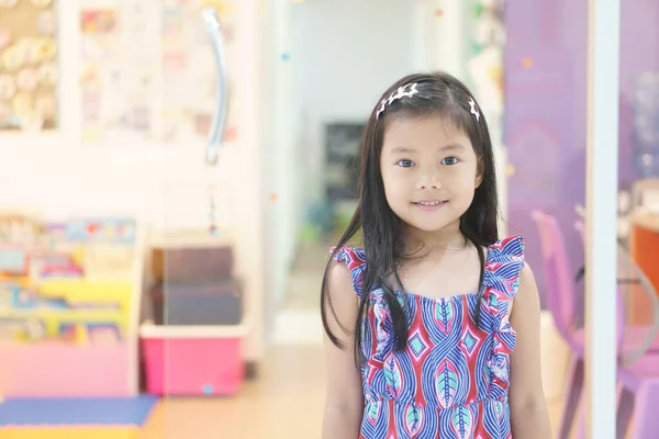 Ασιατικό Παιδί Χαριτωμένο Παιδί Κορίτσι Χαμογελά Και Μαθητής Ευτυχισμένη Διασκέδαση — Φωτογραφία Αρχείου