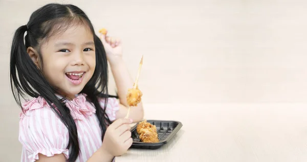 Asiatisches Kind Hungrig Oder Mädchen Genießen Frittiertes Hühnerfleisch Oder Fleischbällchen — Stockfoto