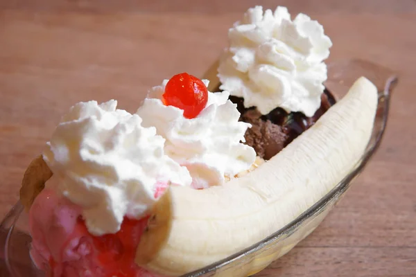 Banana Split Ice Cream Sundae Cold Chocolate Strawberry Scoops Vanilla — Stock Photo, Image