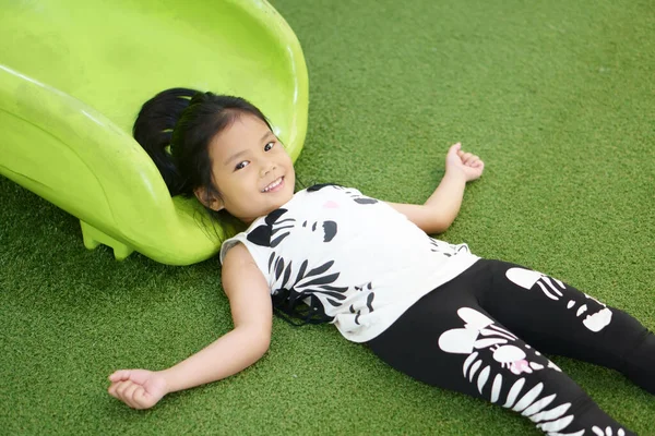Ασιατικό Παιδί Παιδί Κορίτσι Χαμογελά Παίζοντας Slider Στο Πράσινο Γρασίδι — Φωτογραφία Αρχείου