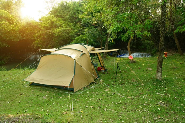 Camping Tält Bäck Och Vattenfall Med Träd Grön Djungel Eller — Stockfoto