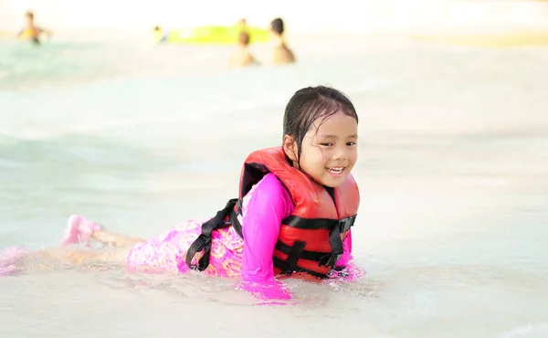 Asiatisches Kind Oder Kind Schwimmen Schwimmweste Für Sicherheit Und Lächelnd — Stockfoto