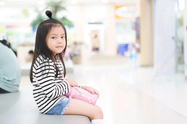 Asiático Niño Niña Sonriendo Estudiante Honda Botella Agua Para Esperar — Foto de Stock