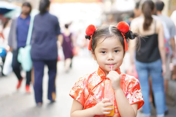 Azjatyckie Dziecko Słodkie Lub Chińskie Dziecko Dziewczyna Stoją Picia Soku — Zdjęcie stockowe