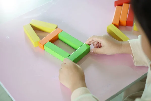 Ребенок Девочка Думает Играть Красочные Деревянные Блоки Игрушки Обучения Образования — стоковое фото