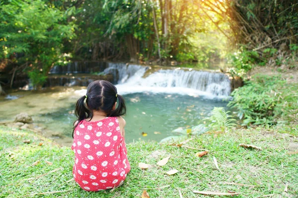 Asiatisches Kind Oder Kind Sitzt Kniend Und Glücklich Oder Einsam — Stockfoto