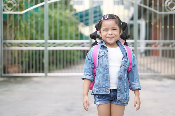 Ασιατικό Παιδί Παιδί Κορίτσι Χαμογελά Και Μαθητή Σφεντόνα Ώμο Ροζ — Φωτογραφία Αρχείου