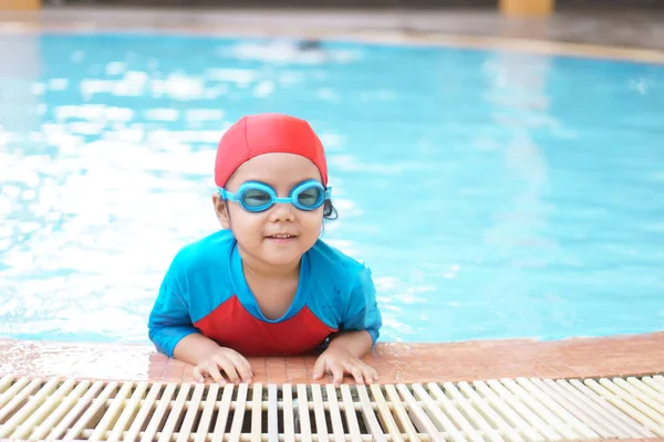 Asiatisches Kind Niedlich Oder Mädchen Tragen Badeanzug Und Schwimmbrille Pool — Stockfoto