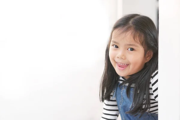 Niño Asiático Linda Niña Jugando Peekaboo Esconderse Buscar Con Escondidas — Foto de Stock