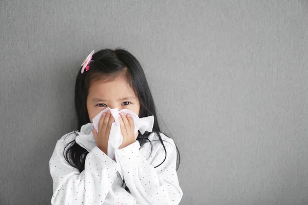 Asiatisches Kind Oder Mädchen Krank Und Traurig Mit Niesen Der — Stockfoto