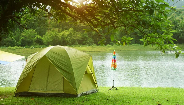 Naturaleza Paisaje Verde Camping Tienda Con Colorido Paraguas Bajo Árbol — Foto de Stock