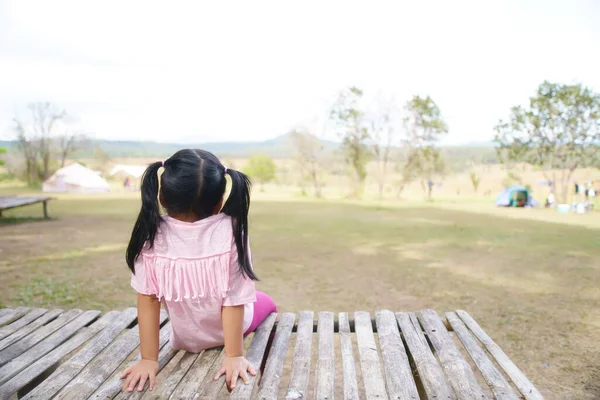 Asiatisches Kind Oder Mädchen Sitzen Urlaub Entspannt Auf Naturwiese Oder — Stockfoto