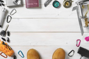 tatil ve yürüyüş malzemeleri ve eşyalar ve pasaport, botlar, fener, bıçak, kamera, pusula, saat ve araba anahtarı beyaz ahşap zemin veya masa üstü görünümü için seyahat düzeni çerçevesi