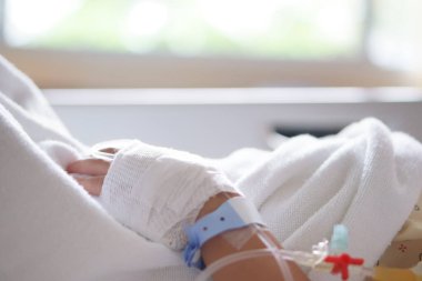 çocuk ya da çocuk hastalar ya da çocuk hastanesinde tuzlu su ya da tedavi için hazırda bulunan kan damarlarında salin bulunan hasta ya da hasta.