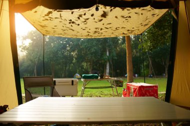 Ormanda ya da ormanda yeşil çim çayırlarında kamp yapan doğa çadırı tatilde piknik yapmak için dinlenmek ve sonbahar kış ya da yaz tatillerinde sıcak güneş ışığı ile Ban Krang Kampı 'na seyahat etmek için.