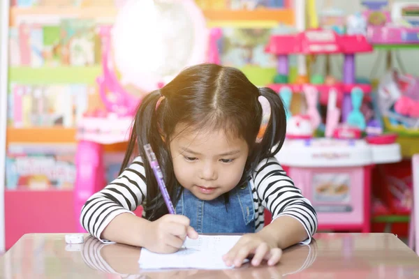アジアの子供はかわいいか子供の女の子は書くことや勤勉なレビューを笑って 数学の宿題をしたり 保育園や家庭や幼稚園で白い紙や本で幸せな学習や訓練を楽しむ — ストック写真