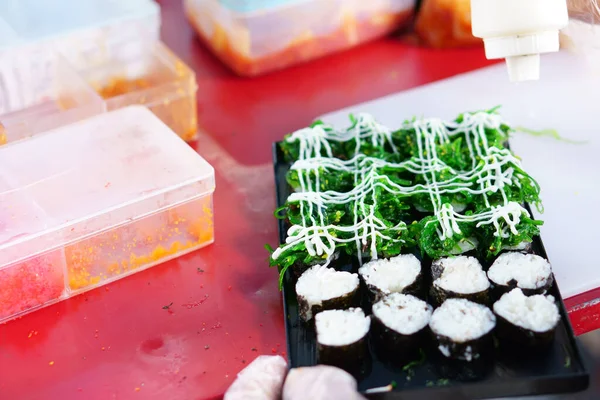 Chef Faire Nourriture Rue Sushi Cuisinier Avec Algues Sésame Blanc — Photo