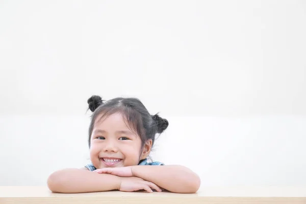 アジアの子供たちかわいいまたは子供の女の子と新しいアイデアと幸せな楽しさや笑顔の白い歯幼稚園教室や保育園や子供の歯科病院や学校で木のテーブルの上に白い歯 — ストック写真