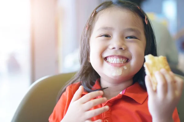 Asiatisches Kind Oder Kind Lächelnd Genießen Sie Ananaskuchen Und Schlampigen — Stockfoto