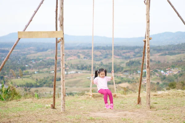 Ázsiai Gyermek Vagy Gyerek Lány Mosoly Játszik Hinta Boldog Szórakozást — Stock Fotó