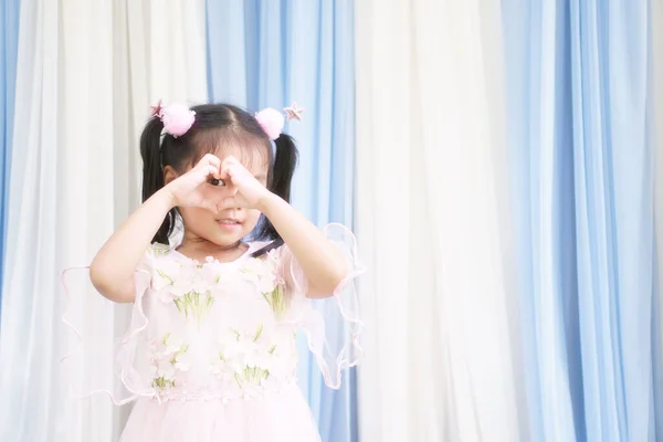 Азиатский Ребенок Милый Ребенок Девочка Прекрасная Улыбка Сделать Сердце Пальцем — стоковое фото