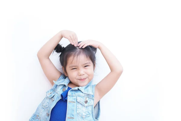 Menina Asiática Bonito Criança Linda Sorrindo Fazer Coração Por Braço — Fotografia de Stock