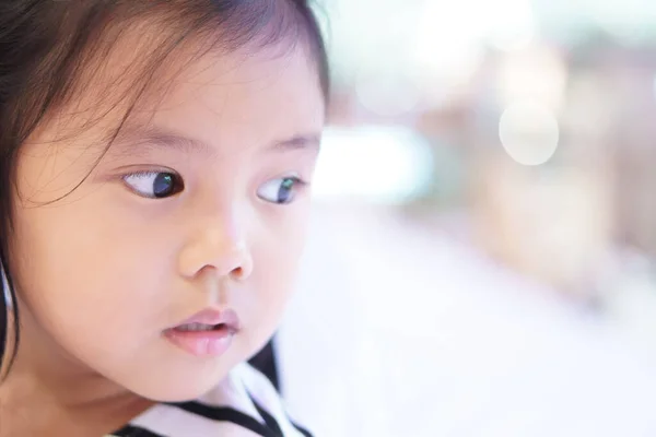 Primer Plano Cara Niño Asiático Lindo Niña Ventana Vidrio Transparente — Foto de Stock