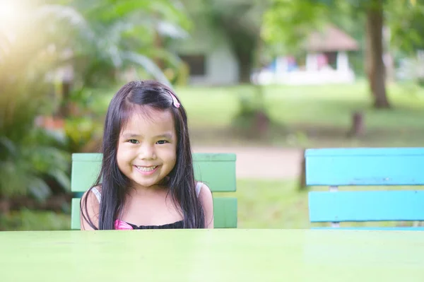 Ασιατικό Παιδί Ευτυχισμένη Παιδί Κορίτσι Χαμογελά Και Φοιτητής Σκέψης Για — Φωτογραφία Αρχείου