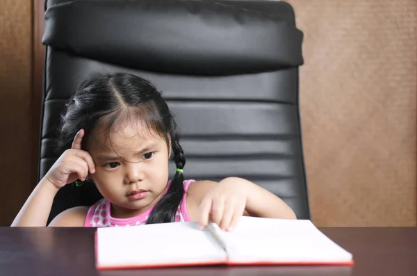 Trabalho Infantil Asiático Tensão Menina Criança Com Franja Pensamento Estudante — Fotografia de Stock