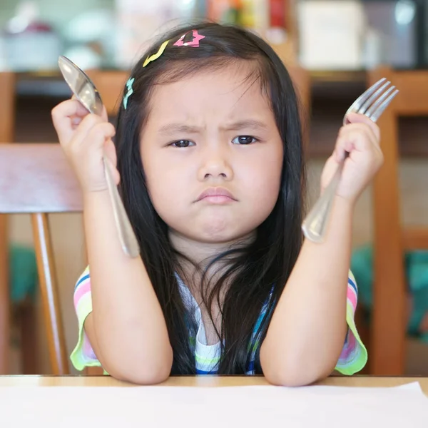 Asiatisches Kind Hungrig Oder Mädchen Hält Löffel Mit Gabel Und — Stockfoto