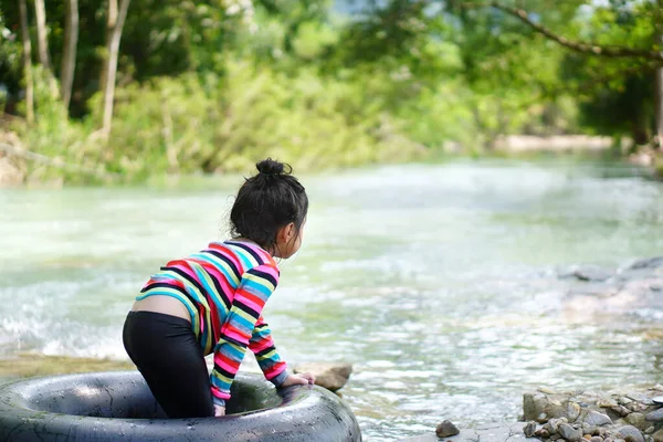 Asiatisches Kind Oder Mädchen Mit Rettungsring Genießen Das Wasserspielen Und — Stockfoto