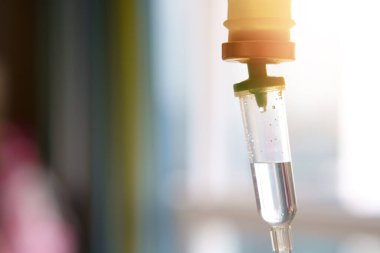 Tuzlu su damlaları makinesi ya da kan damarlarına infüzyon için tıbbi araçlar ve gün ışığında hastane ya da klinikte hasta ya da hasta sağlığı hizmetleri için
