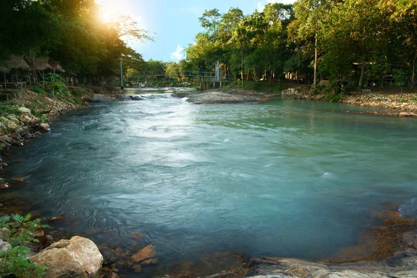 Nehir Ağaç Kaya Taş Yeşil Ormandaki Kır Evi Mavi Gökyüzünde — Stok fotoğraf