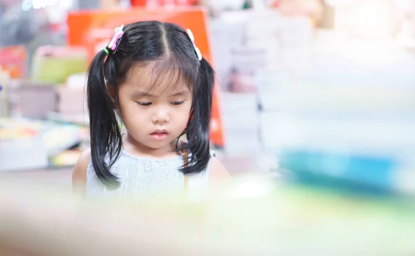 Азійська Дитина Або Дівчинка Задоволенням Читають Або Вибирають Казку Або — стокове фото