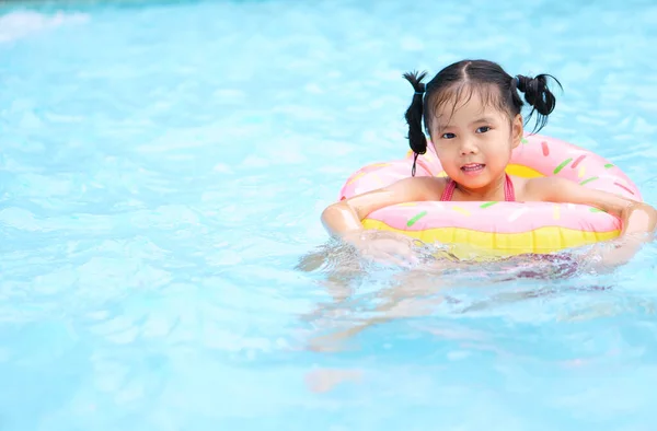 Asiatische Kind Oder Kind Mädchen Schwimmen Tragen Rettungsring Weil Kann — Stockfoto