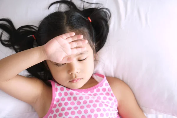 Asiático Niño Lindo Niña Dormir Dolor Cabeza Enfermo Mano Frente — Foto de Stock