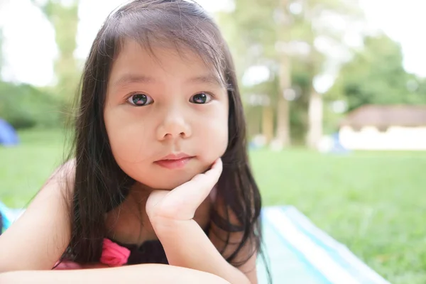 Niño Asiático Lindo Niña Sonrisa Sueño Utilería Mano Mejilla Estera — Foto de Stock