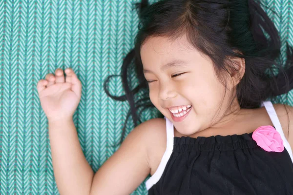 Asiatisches Kind Niedlich Oder Mädchen Mit Geschlossenen Augen Schlafen Zum — Stockfoto