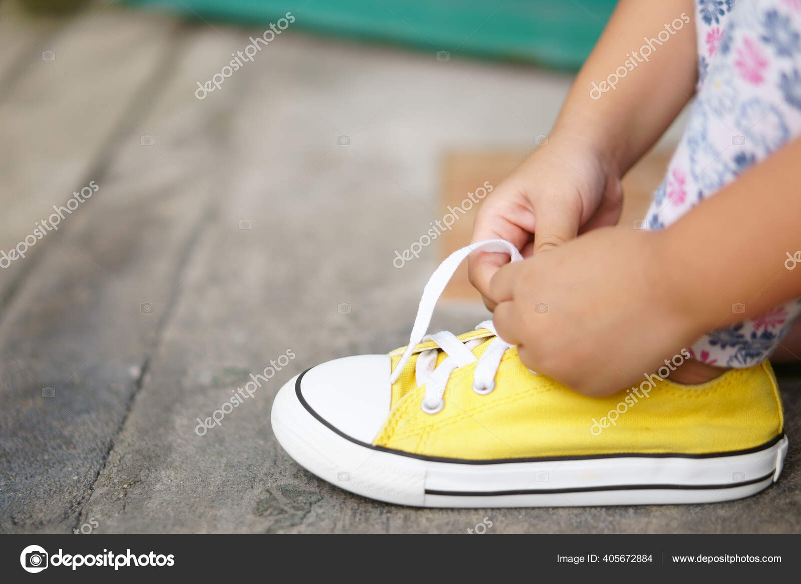 Mão Crianças Criança Menina Aprendendo Tente Amarrar Cadarço