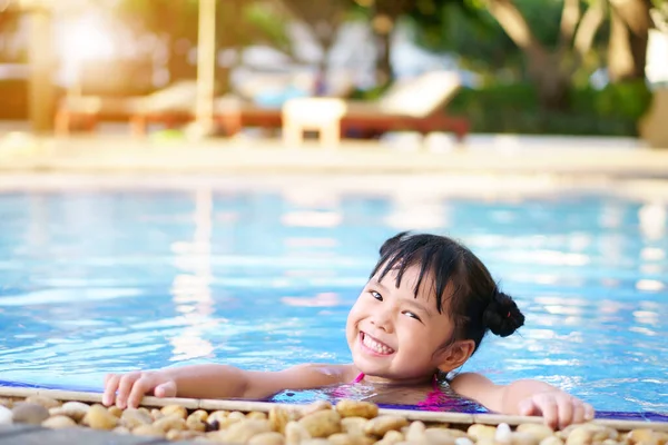 Asiatische Kinder Niedlich Oder Mädchen Schwimmen Und Lächeln Weiße Zähne — Stockfoto
